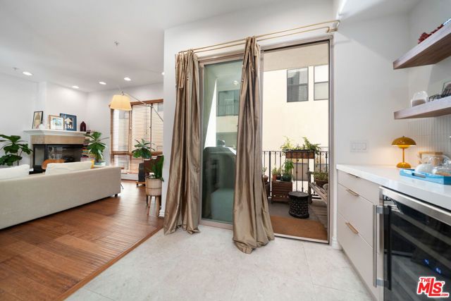 10913 Whipple Street 205, Toluca Lake (los Angeles), CA 91602