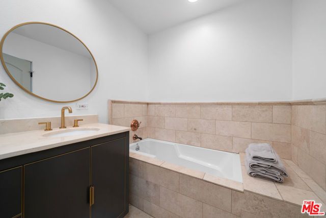 10913 Whipple Street 205, Toluca Lake (los Angeles), CA 91602