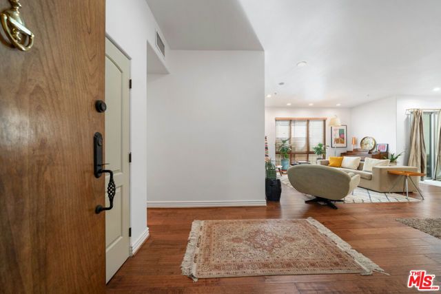 10913 Whipple Street 205, Toluca Lake (los Angeles), CA 91602