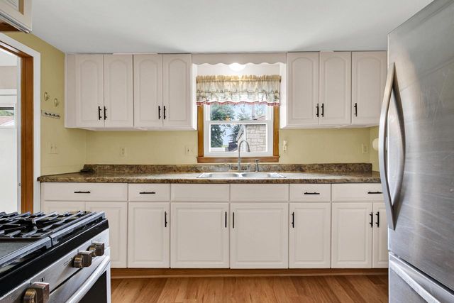 802 S 90th STREET, West Allis, WI 53214
