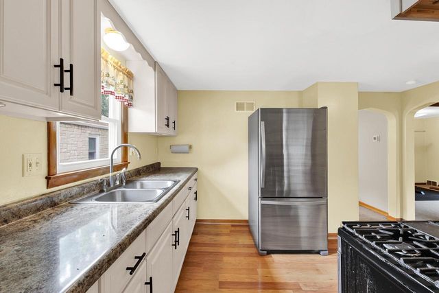 802 S 90th STREET, West Allis, WI 53214
