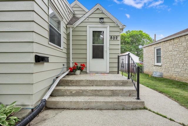 802 S 90th STREET, West Allis, WI 53214