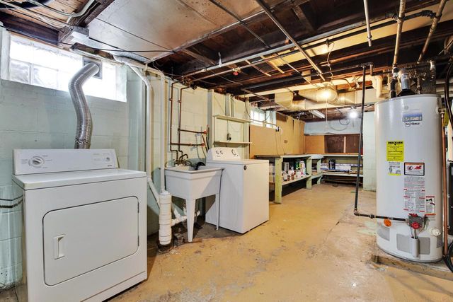 802 S 90th STREET, West Allis, WI 53214