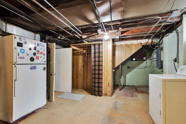 802 S 90th STREET, West Allis, WI 53214