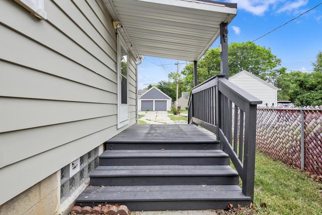 802 S 90th STREET, West Allis, WI 53214