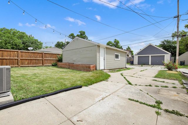 802 S 90th STREET, West Allis, WI 53214