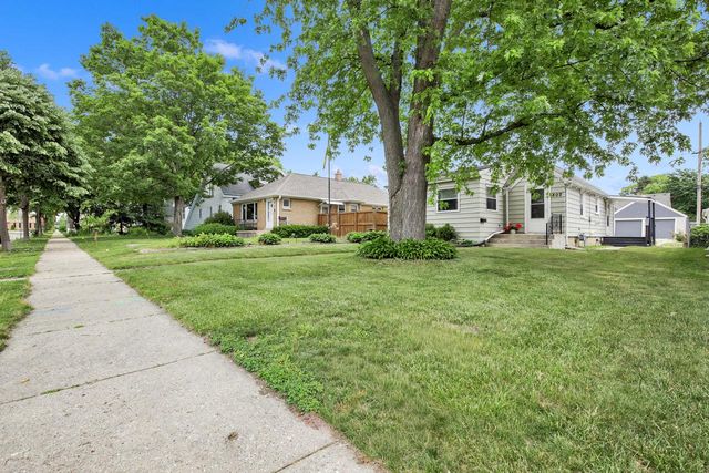 802 S 90th STREET, West Allis, WI 53214