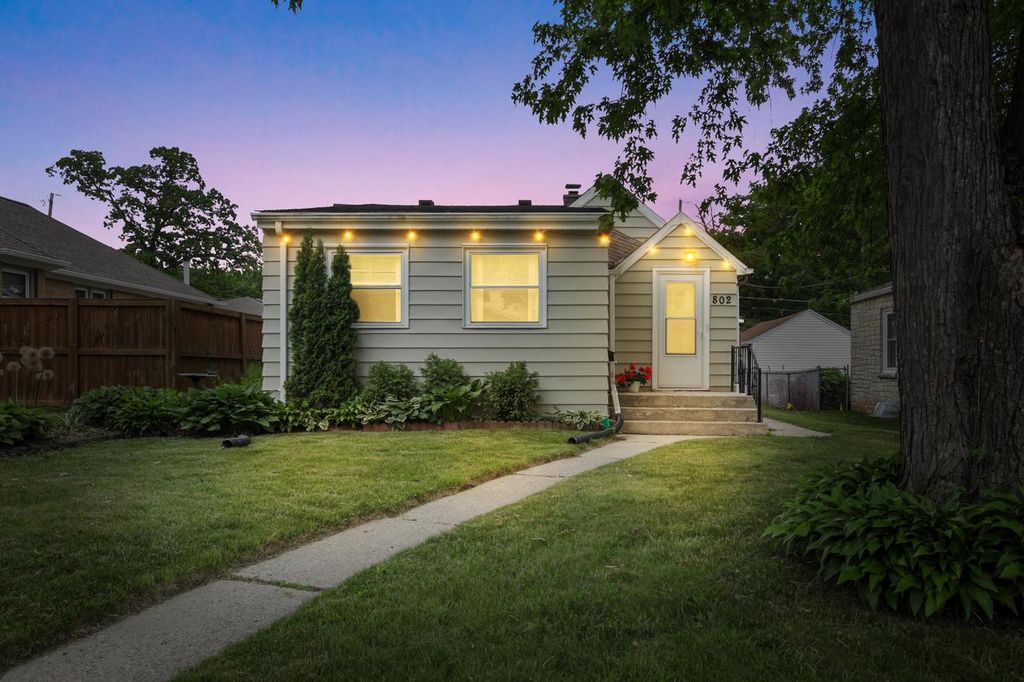 802 S 90th STREET, West Allis, WI 53214
