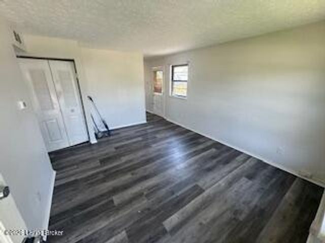 121 W Blue Jay Rd, Louisville, KY 40229