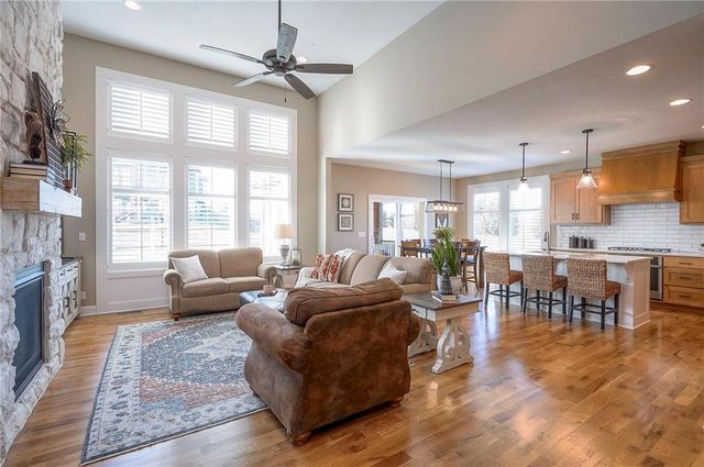 25274 W 83rd Terrace, Lenexa, KS 66227