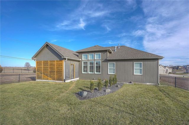 25274 W 83rd Terrace, Lenexa, KS 66227