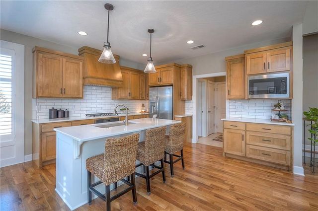 25274 W 83rd Terrace, Lenexa, KS 66227