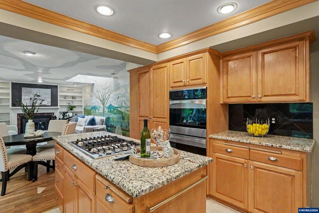 2468 Emerald Dr NW, Salem, OR 97304