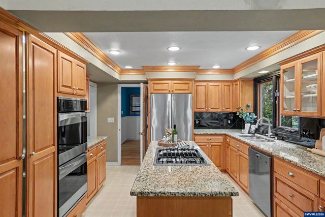 2468 Emerald Dr NW, Salem, OR 97304