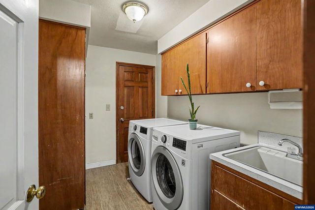 2468 Emerald Dr NW, Salem, OR 97304