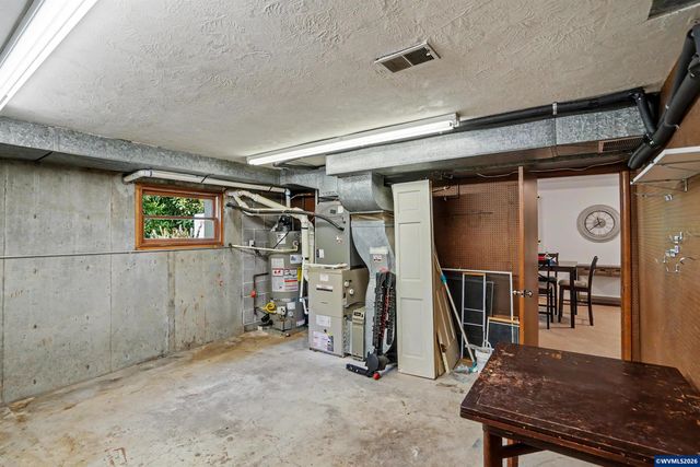 2468 Emerald Dr NW, Salem, OR 97304