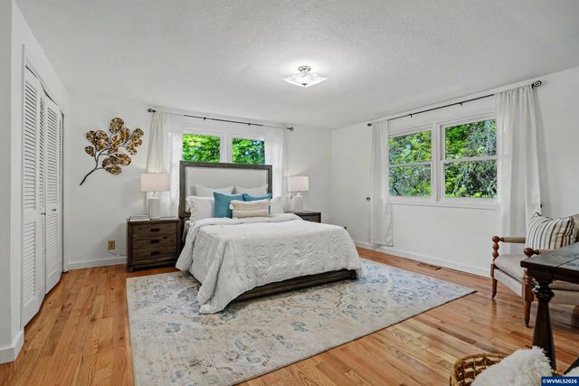 2468 Emerald Dr NW, Salem, OR 97304