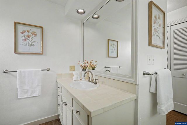 2468 Emerald Dr NW, Salem, OR 97304