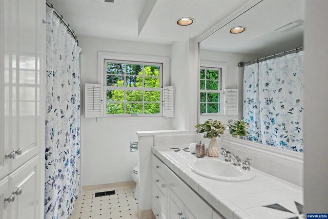 2468 Emerald Dr NW, Salem, OR 97304