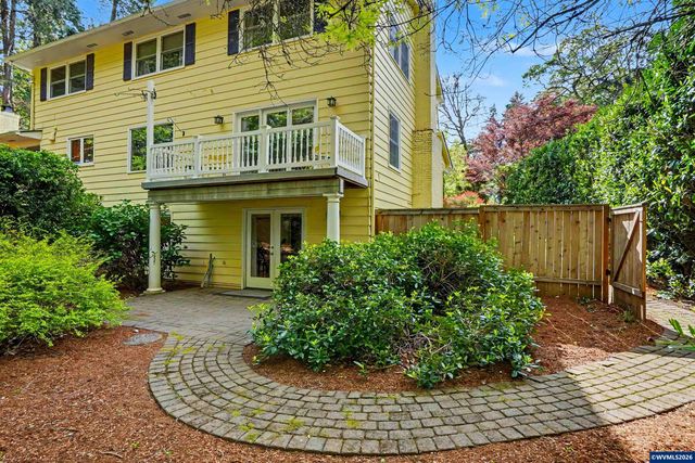 2468 Emerald Dr NW, Salem, OR 97304