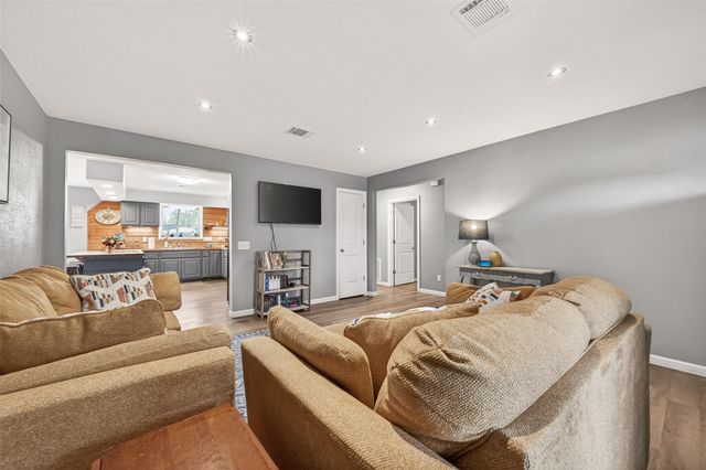 2805 Woodlawn Street, Dickinson, TX 77539
