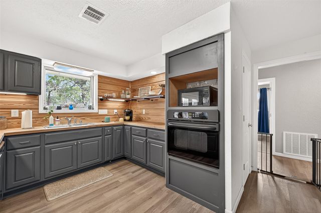 2805 Woodlawn Street, Dickinson, TX 77539
