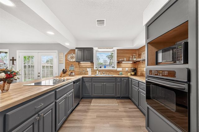 2805 Woodlawn Street, Dickinson, TX 77539