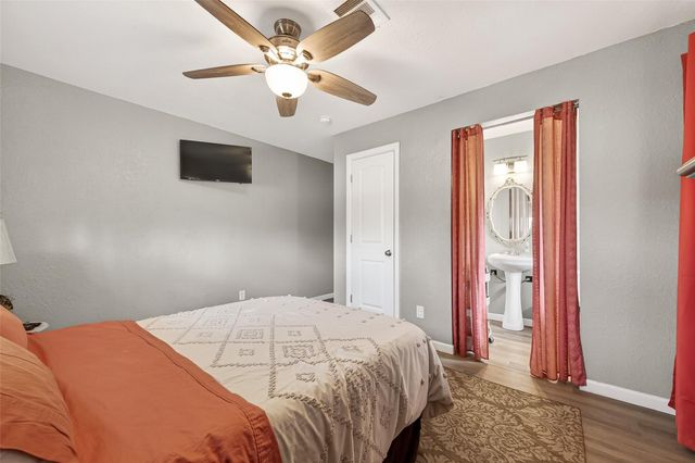2805 Woodlawn Street, Dickinson, TX 77539