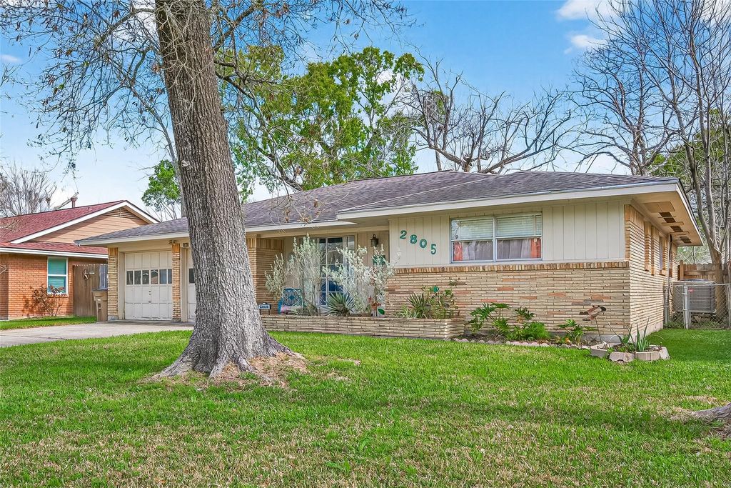 2805 Woodlawn Street, Dickinson, TX 77539