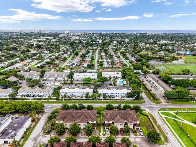 366 SE 1ST Way, Deerfield Beach, FL 33441