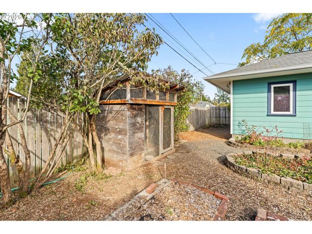 2644 POTTER St, Eugene, OR 97405