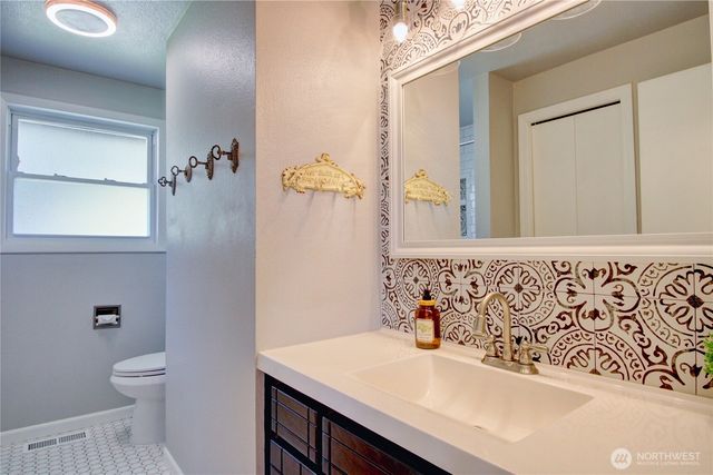 1120 SW 8th Avenue, Oak Harbor, WA 98277