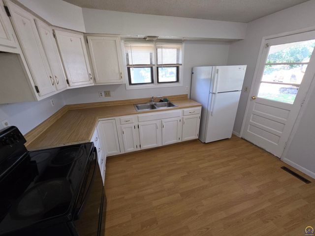 6645 SW Montara Northway, Topeka, KS 66619