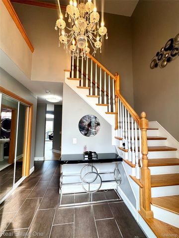 2171 Crystal Drive 28, Rochester Hills, MI 48309