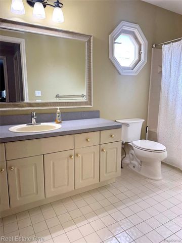 2171 Crystal Drive 28, Rochester Hills, MI 48309