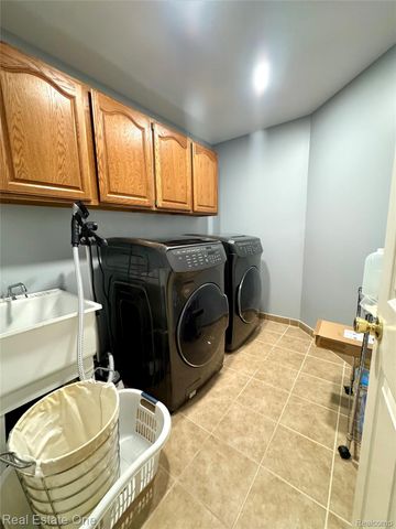 2171 Crystal Drive 28, Rochester Hills, MI 48309