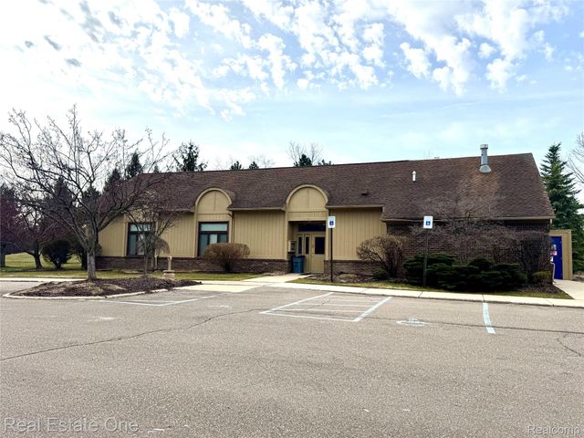 2171 Crystal Drive 28, Rochester Hills, MI 48309