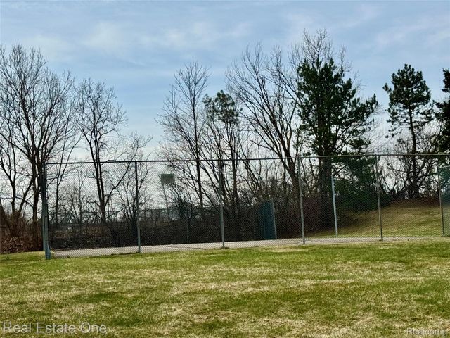 2171 Crystal Drive 28, Rochester Hills, MI 48309