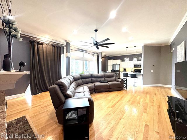 2171 Crystal Drive 28, Rochester Hills, MI 48309