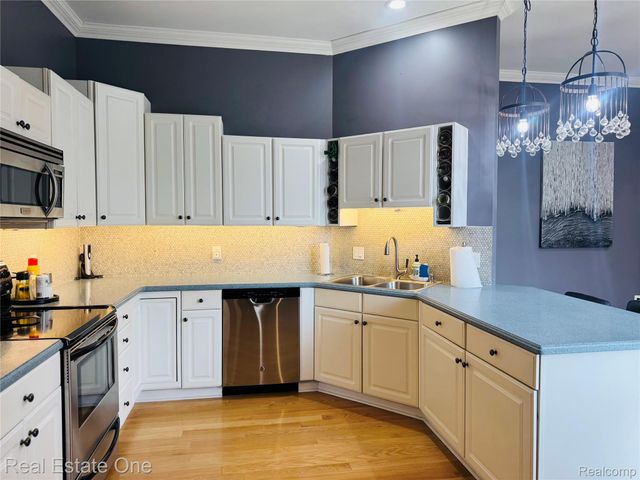 2171 Crystal Drive 28, Rochester Hills, MI 48309