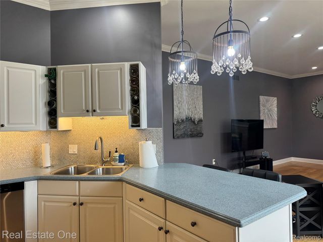 2171 Crystal Drive 28, Rochester Hills, MI 48309