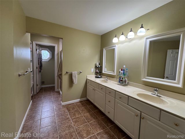 2171 Crystal Drive 28, Rochester Hills, MI 48309