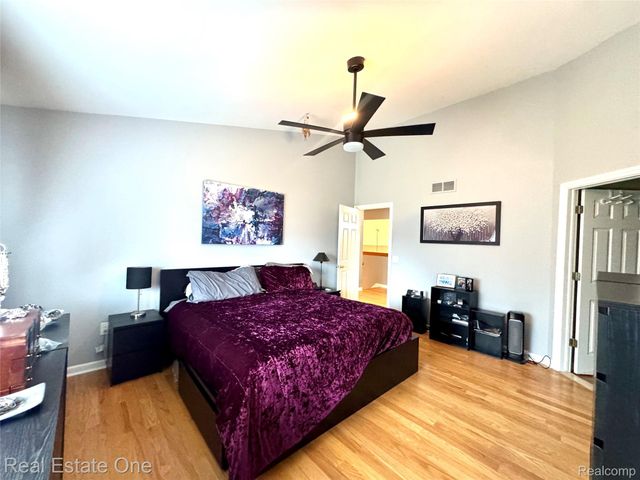 2171 Crystal Drive 28, Rochester Hills, MI 48309