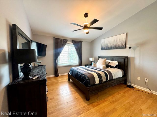 2171 Crystal Drive 28, Rochester Hills, MI 48309