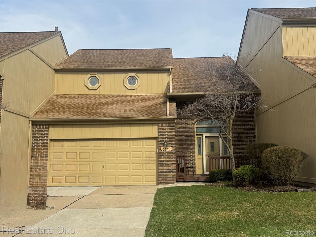 2171 Crystal Drive 28, Rochester Hills, MI 48309