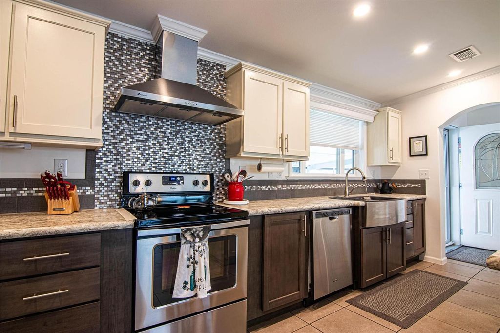 Image 11 of property listing at 417 SNEAD DRIVE, North Fort Myers, FL 33903