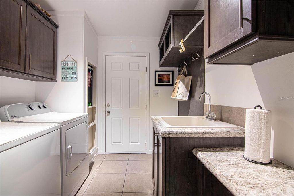 Image 27 of property listing at 417 SNEAD DRIVE, North Fort Myers, FL 33903