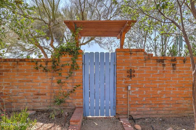 5515 N Via Entrada, Tucson, AZ 85718
