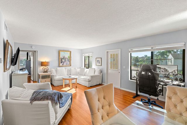 236 PINE HOV Circle D-2, Greenacres, FL 33463