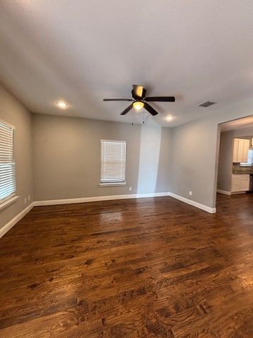 704 S Clinton Avenue, Dallas, TX 75208